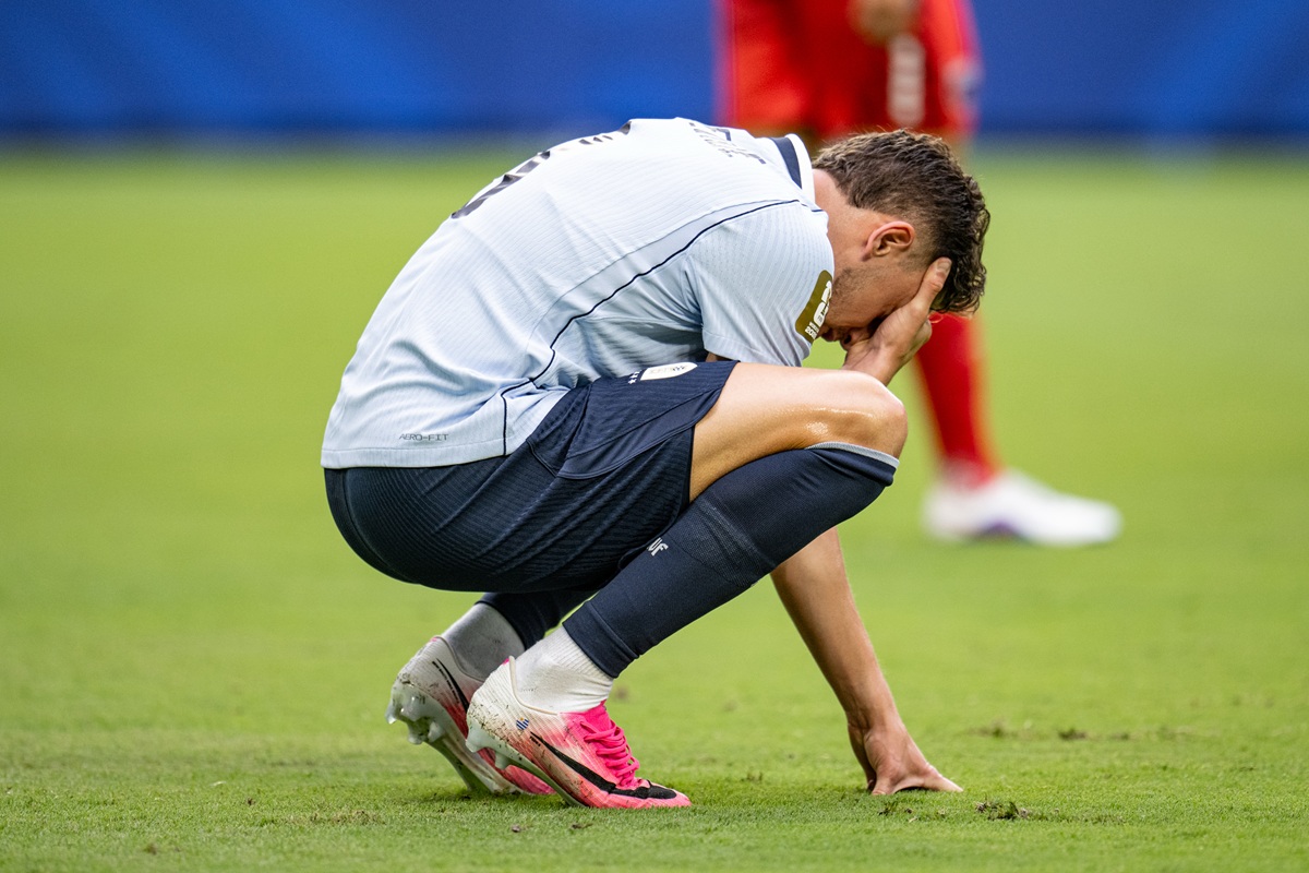 Uruguay FA cancels charter flight after World Cup elimination, players and staff return home at their own expense