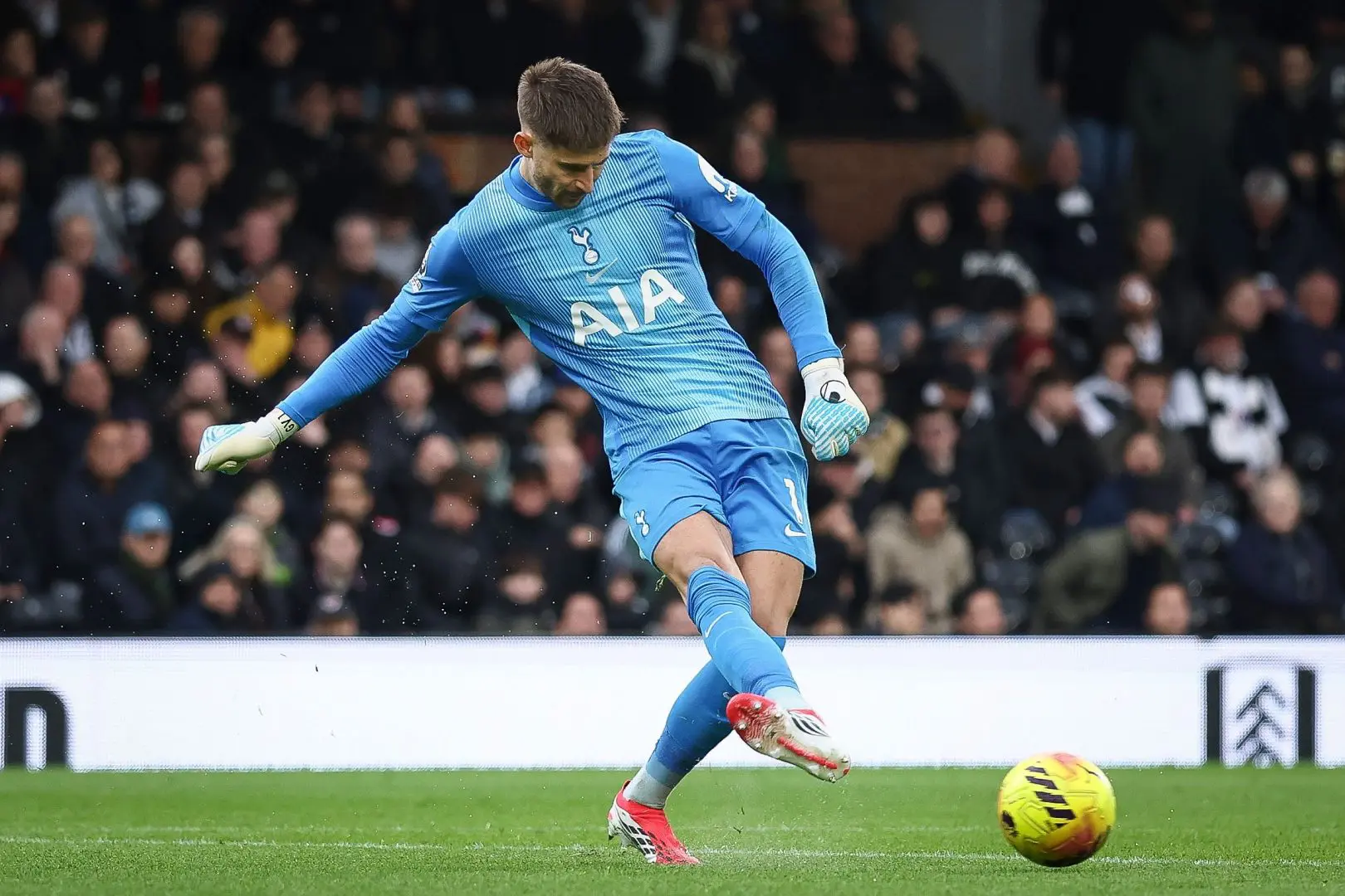 De Zerbi chooses Kinsky as Tottenham starting goalkeeper, Vicario placed on the transfer market