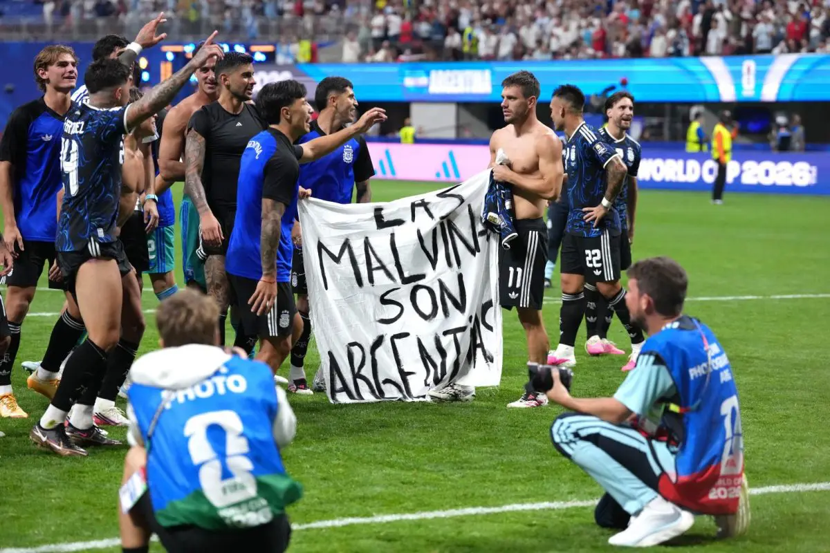 Political message from Albiceleste players after beating England: “Las Malvinas son Argentinas” Political message from Albiceleste players after beating England: “Las Malvinas son Argentinas”