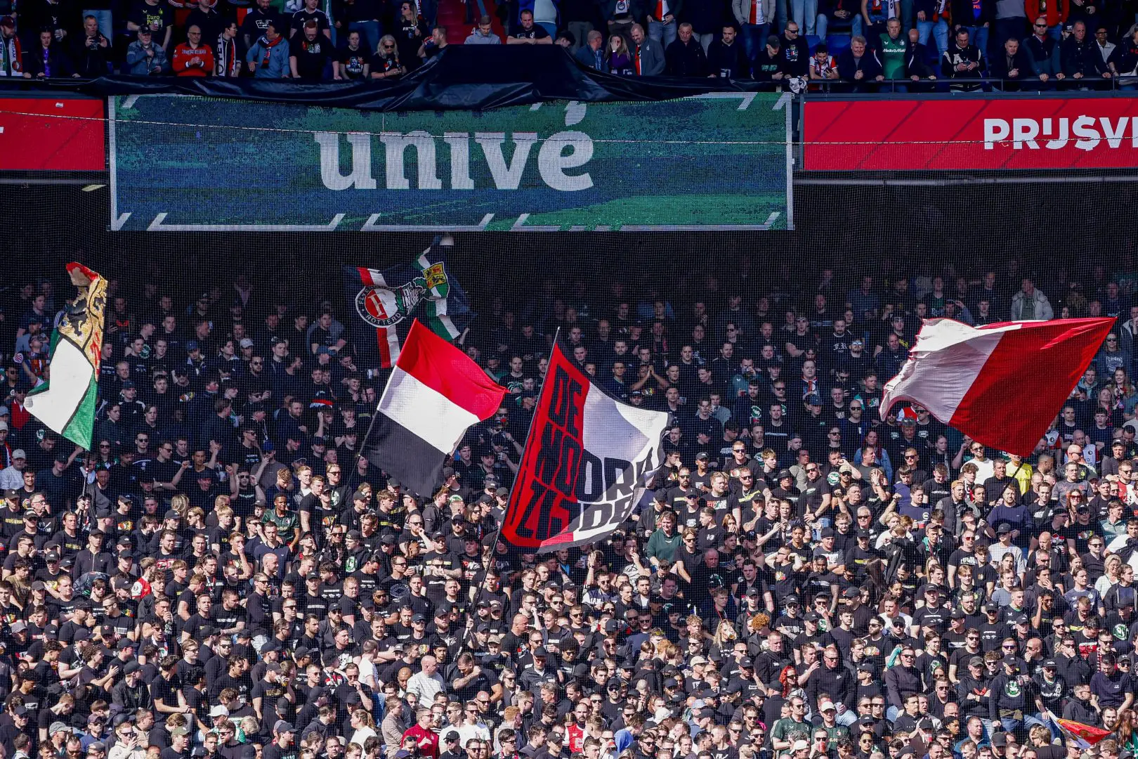 Feyenoord fans throw flares, five Cambuur fans injured Feyenoord fans throw flares, five Cambuur fans injured