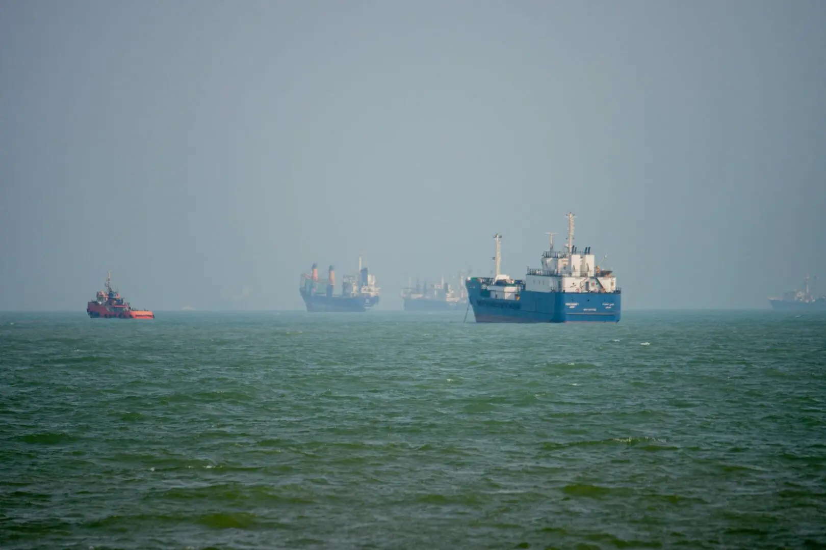 Oman, attack on an oil tanker: 23 sailors safe, two still missing Oman, attack on an oil tanker: 23 sailors safe, two still missing
