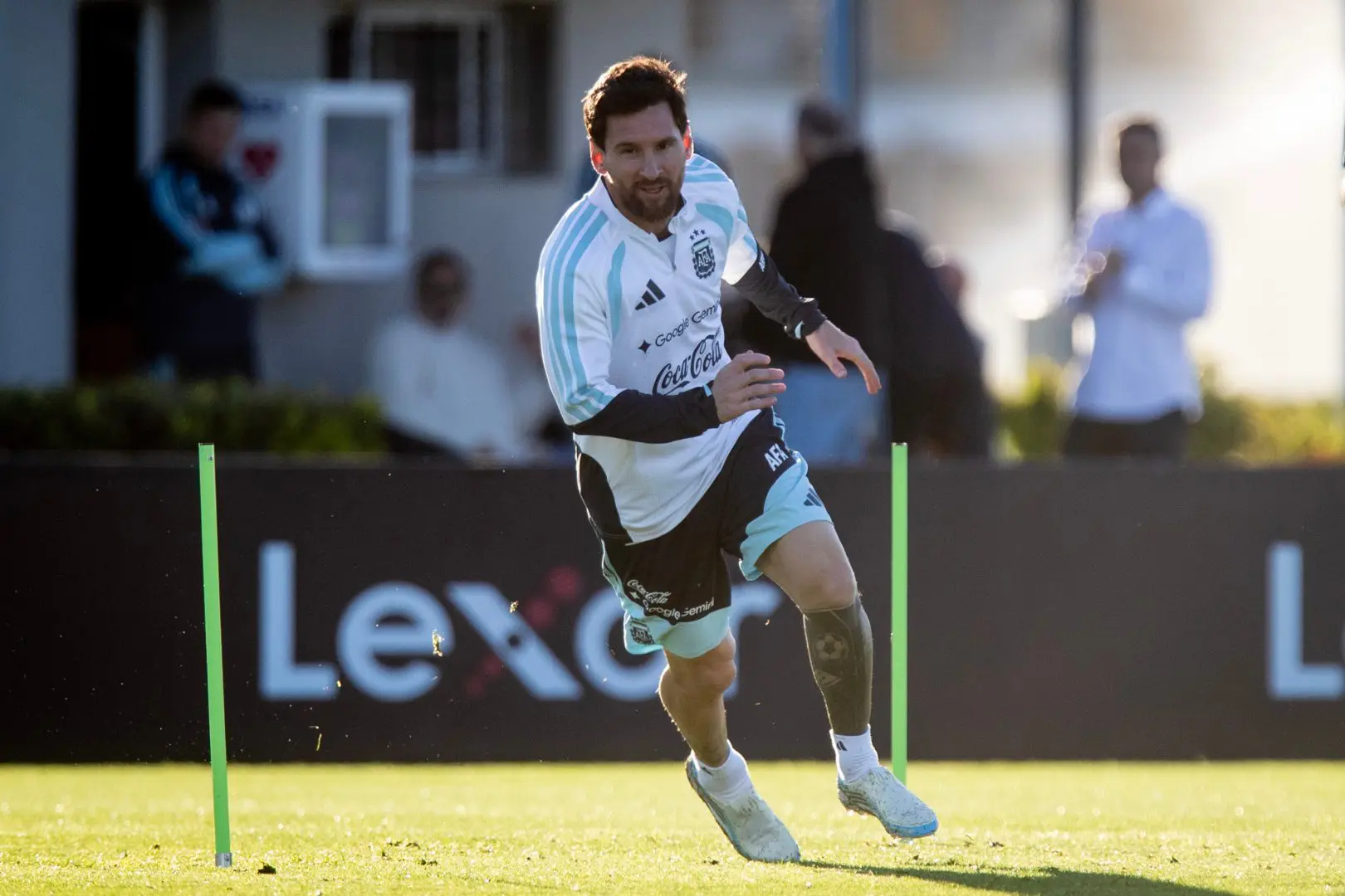 Lionel Messi’s final match with Argentina: a 30-meter-long jersey bearing the message “Thank you, Captain” in Rosario Lionel Messi’s final match with Argentina: a 30-meter-long jersey bearing the message “Thank you, Captain” in Rosario