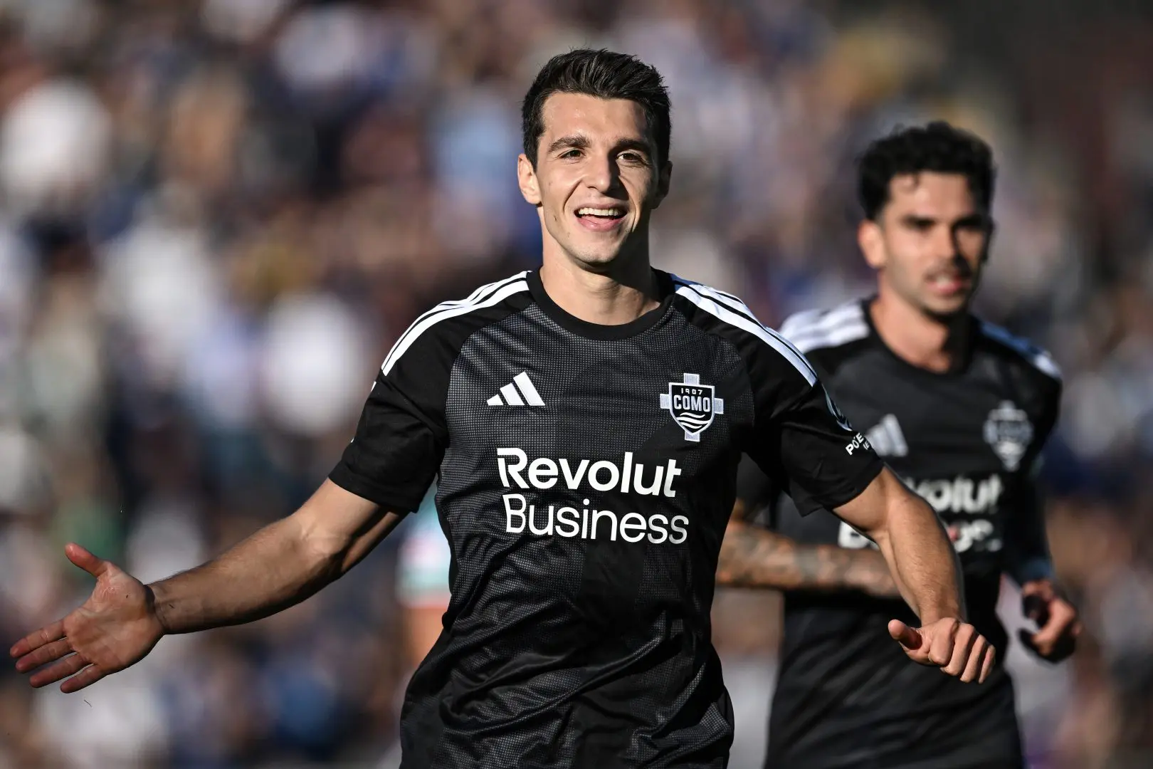 Douvikas extends contract with Como until 2031: “I want to keep helping the team” Douvikas extends contract with Como until 2031: “I want to keep helping the team”